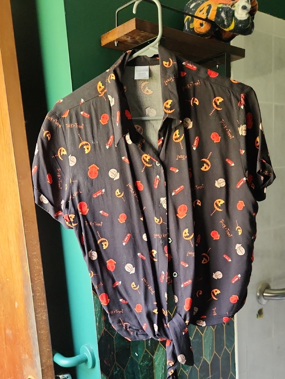 Womens Buttondown Crop Trick  'R Treat Black Halloween Print Tie-Front Shirt